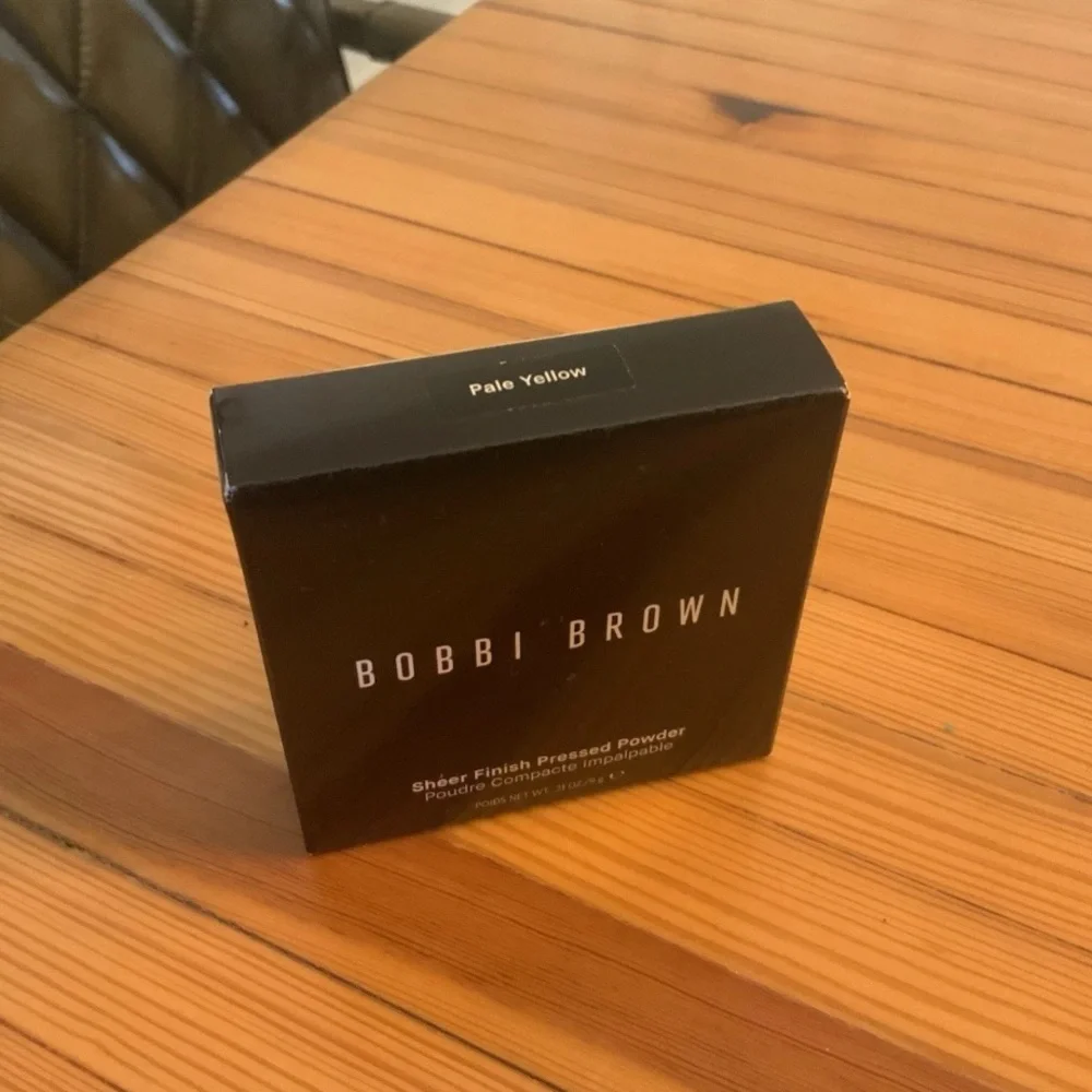 NIB BOBBI BROWN Sheer Finish Pressed Powder Compact PALE YELLOW Full Size $55
